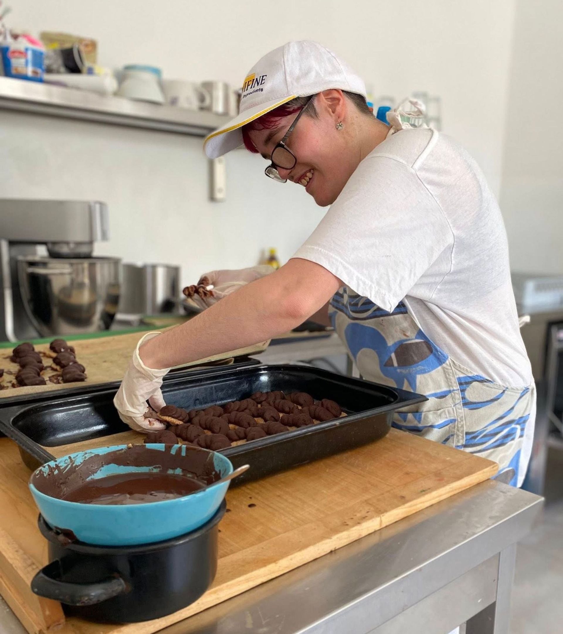 Zaměstnanci v Sociálním podniku Klubák vyrábějí samé dobroty. Autoři sbírky doporučují vyzkoušet jejich laskonky se slaným karamelem.