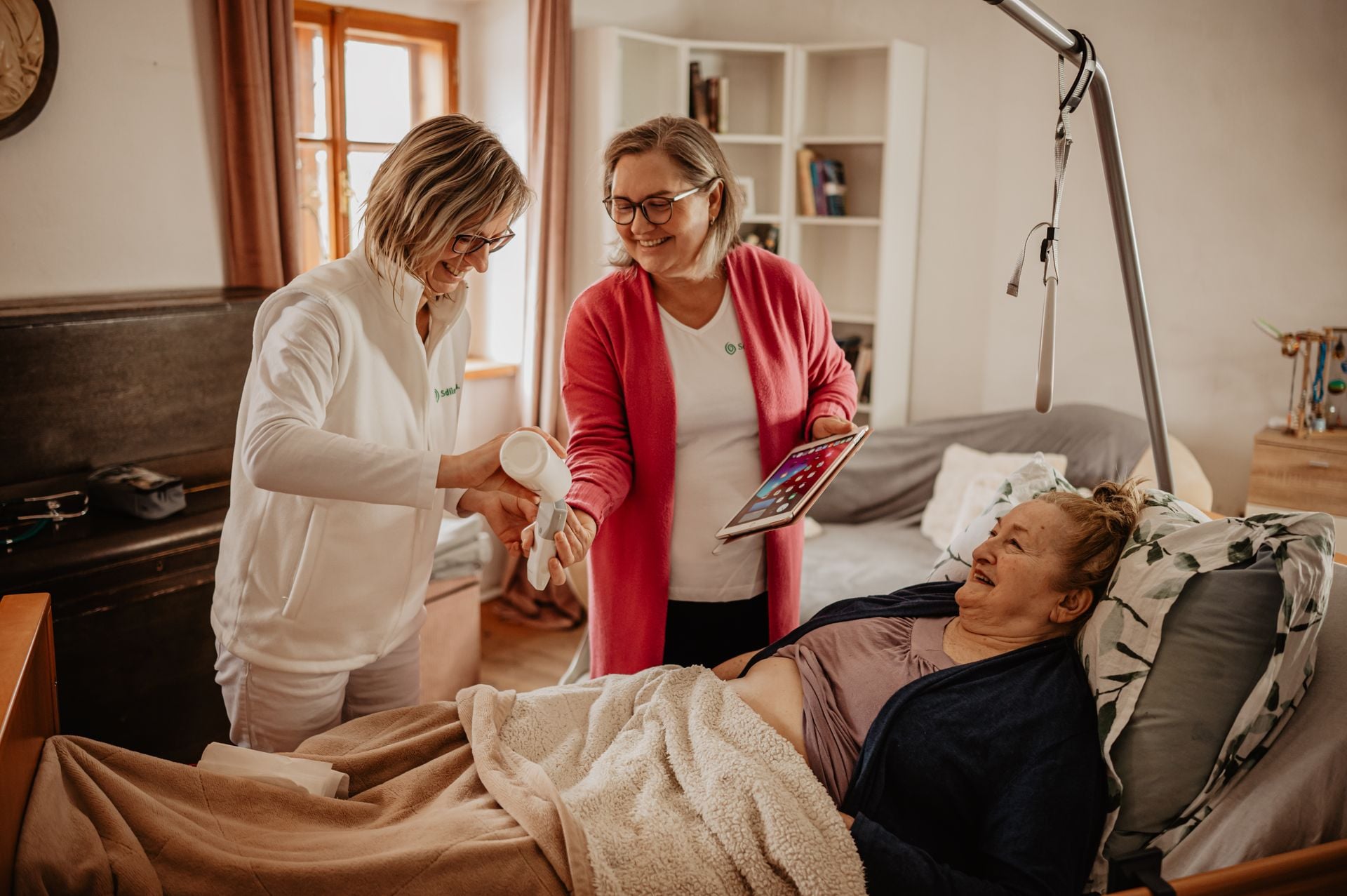 Lékařka Jana a sestřička Maruška u pacientky