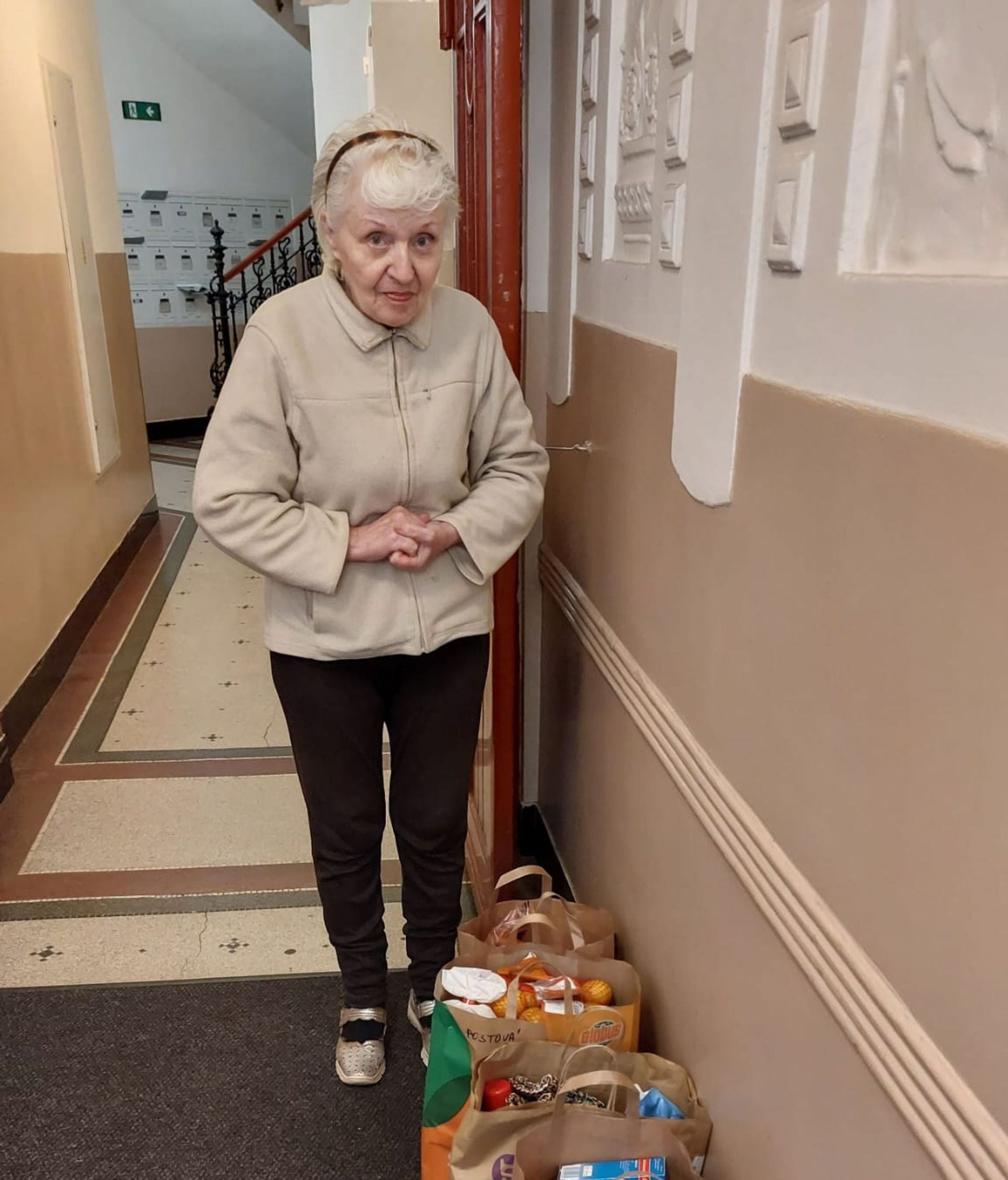 Nadační fond Příběhy poskytuje potravinovou pomoc opuštěným seniorům