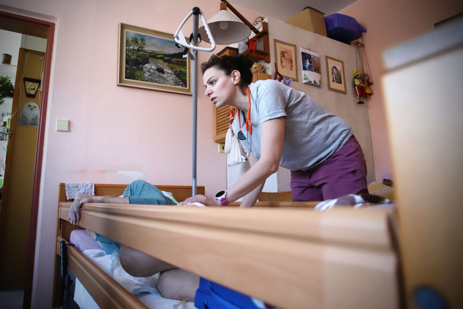 Péče o pacienta v jeho domácím prostředí je velkou pomocí pro blízké