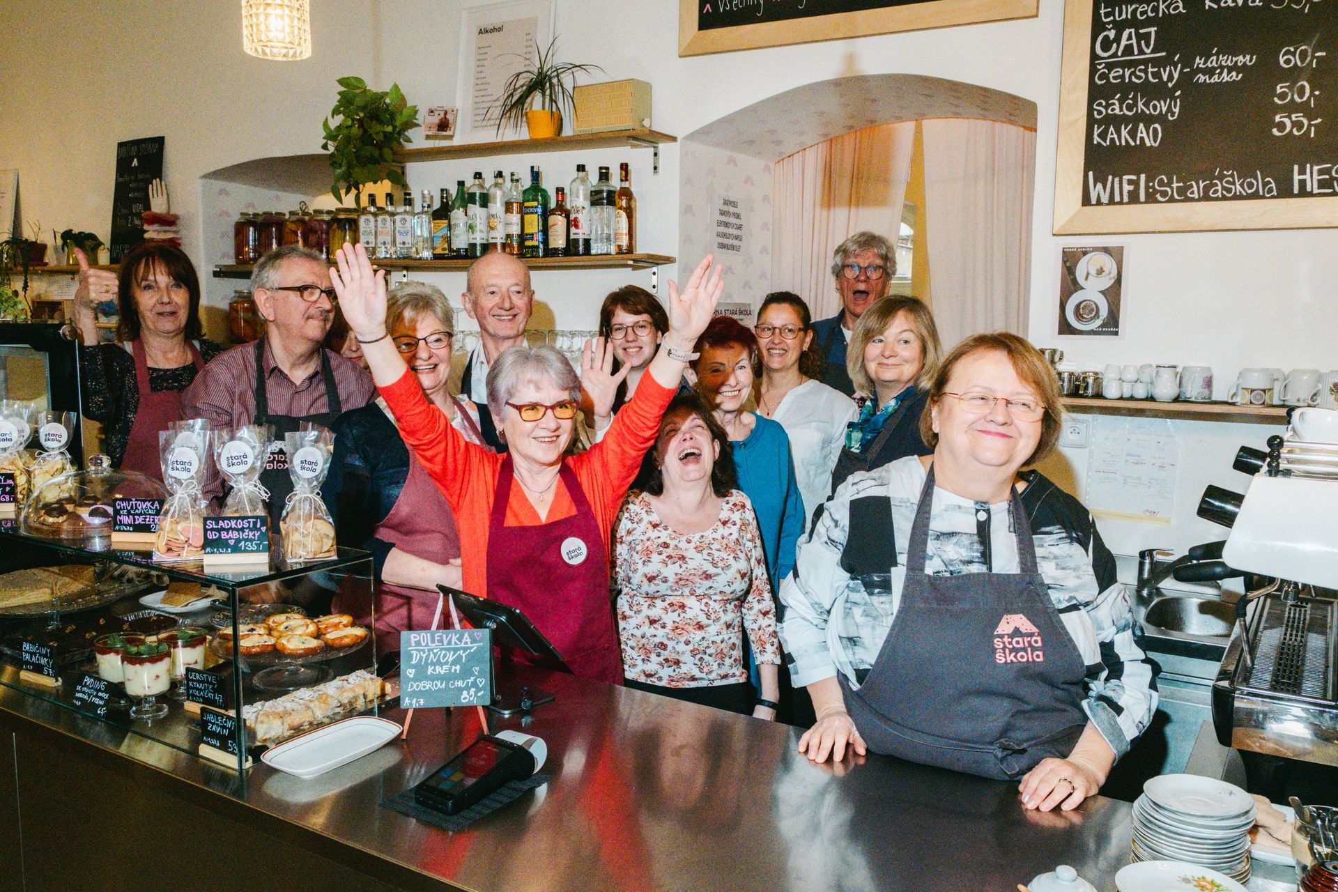 Senioři zaměstnaní v kavárně Stará škola na pražském Smíchově